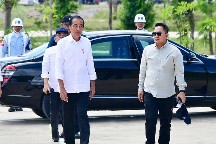 Deputi Bidang Protokol, Pers dan Media Sekretariat Presiden Yusuf Permana (kanan) saat mendampingi Presiden Joko Widodo. (Foto: ANTARA/Dokumentasi Pribadi)