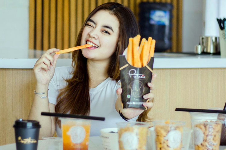 Influencer Putri Febrianti menikmati kuliner di Cianjur (Foto: Instagram @pebee21)