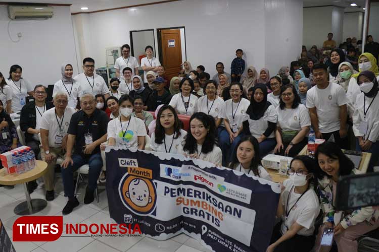 Hayono Isman dan pengurus Let's Share Indonesia bersama Kepala CCC RSCM Dr. dr. Kristaninta Bangun, Sp.B.P.R.E., Subsp.K.M. (K) dan pasien serta keluarga pasien berfoto bersama. (FOTO: Fahmi/TIMES Indonesia)
