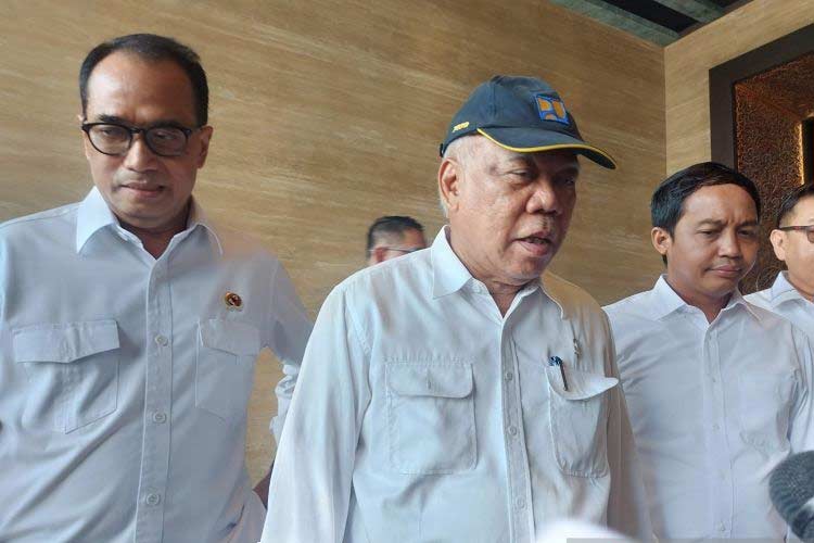 Menteri Perhubungan Budi Karya Sumadi, Plt Kepala OIKN Basuki Hadimuljono, dan Plt Wakil Kepala OIKN Raja Juli Antoni seusai rapat internal bersama Presiden Joko Widodo (Jokowi), di Istana Garuda IKN, Penajam Paser Utara, Kalimantan Timur, Senin (29/