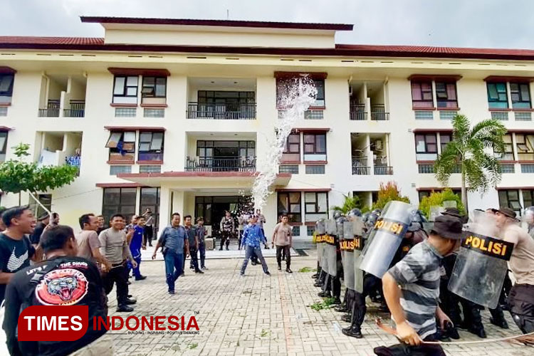 Anggota Polres Lombok Utara melakukan latihan untuk pengamanan Pilkada serentak 2024. (FOTO: Wiswa untuk TIMES Indonesia)