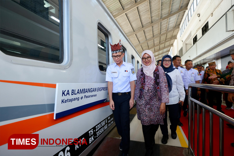 Bupati Banyuwangi Ipuk Fiestiandani dan Direktur Niaga PT KAI Hadis Surya Palapa saat launching perpanjangan relasi KA Blambangan Ekspress Ketapang-Pasar Senen. (Foto : Anggara Cahya/TIMES Indonesia)
