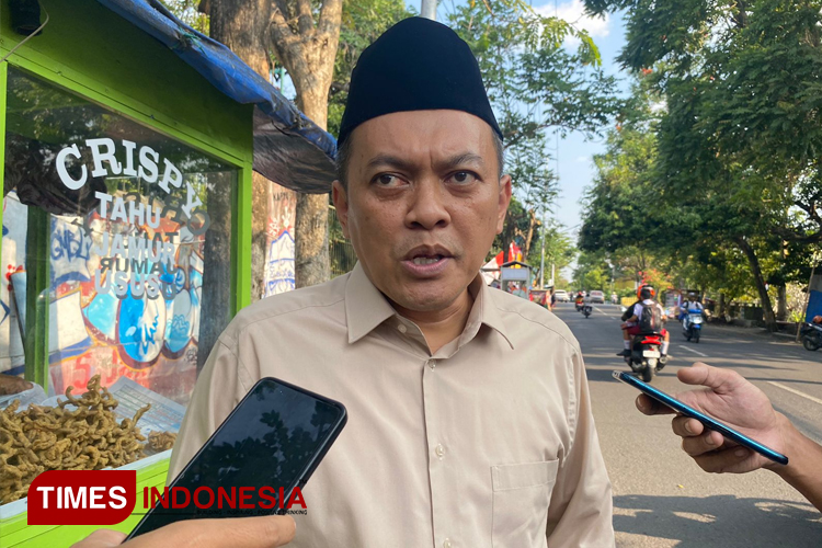 Didin Ahmad Sholahudin atau Gus Didin Ketua Baznas Jombang saat diwawancarai mengenai keinginannya maju Pilkada Jombang. (FOTO: Rohmadi/TIMES Indonesia)