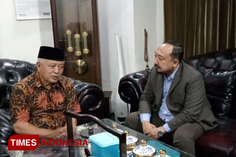 Bakal cabup yang sudah mengantongi surat penugasan DPP Partai Golkar, Dwi Cahyono Indrotito, saat menemui petahana bupati Malang, HM Sanusi, di rumah dinas Jalan Gede Kota Malang, Selasa (30/7/2024) pagi. (Foto dok. For TIMES Indonesia) 