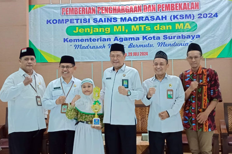 Hilda Diah Nuril Arofah, siswi MI Taswirul Afkar II Putri Surabaya saat menerima penghargaan dalam Kompetisi Sains dan Madrasah (KSM) 2024 yang diselenggarakan Kemenag Kota Surabaya. (Foto: MI Taswirul Afkar II)