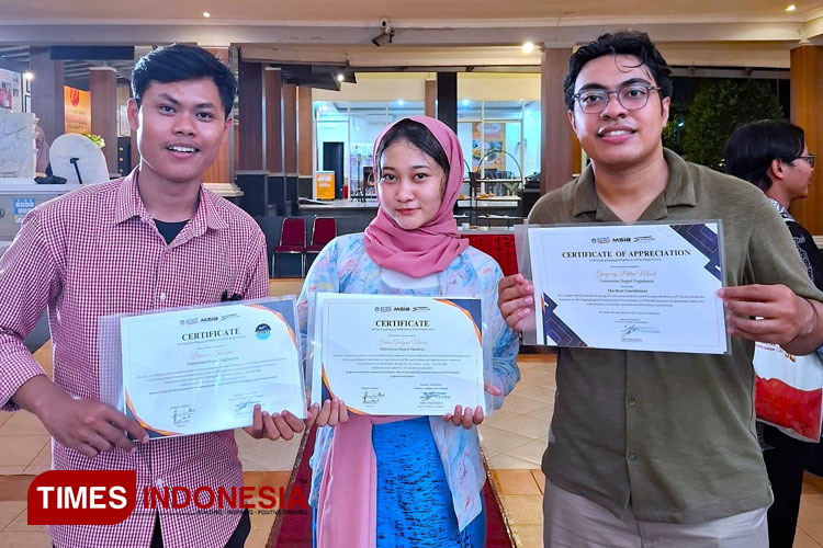 Irena Audyna Naomi (tengah) pamer sertifikat penghargaan yang diperolehnya saat menjalani program MSIB di PT Stechoq Robotika Indonesia. (Foto: UNESA for TIMES Indonesia) 