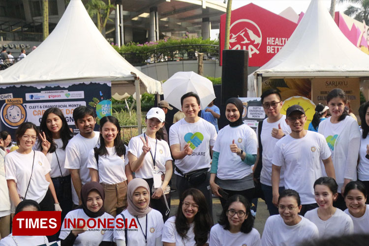 Kegiatan pemeriksaan kesehatan dalam kampanye Bulan Sumbing yang digelar Let's Share Indonesia. (FOTO: Fahmi/TIMES Indonesia)