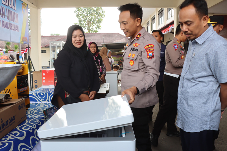 Wakapolres Malang, Kompol Imam Mustolih, saat yang menyerahkan bantuan sarana dan modal usaha kepada keluarga korban tragedi Kanjuruhan, di Kantor Satpas Karanglo, Singosari, Kabupaten Malang, Selasa (30/7/2024). (Foto Humas Polres)
