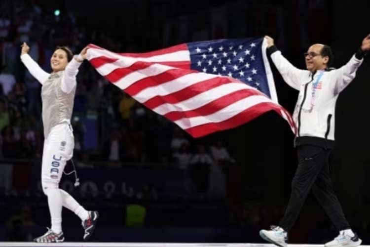 Lee Kiefer dari Amerika Serikat merayakan kemenangannya bersama pelatihnya Amgad Khazbak setelah memenangkan medali emas perorangan putri pada hari Minggu. (FOTO: Getty Images).