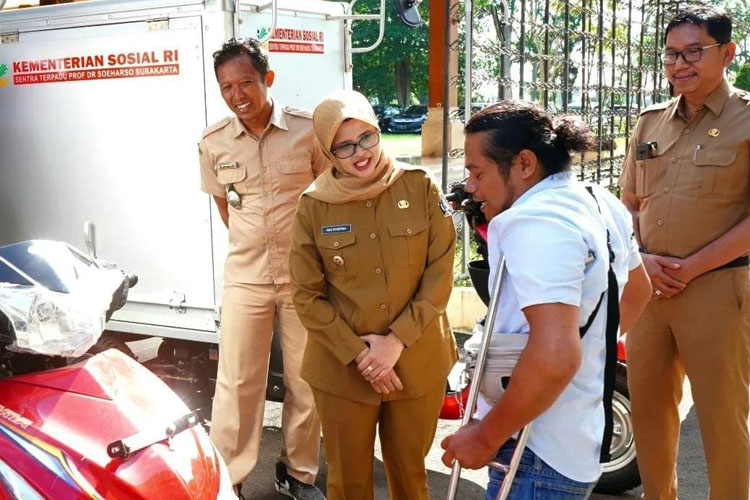 Mak Rini memberikan bantuan peralatan usaha bagi penyandang difabel Kabupaten Blitar. (FOTO: Dok. Pemkab Blitar)