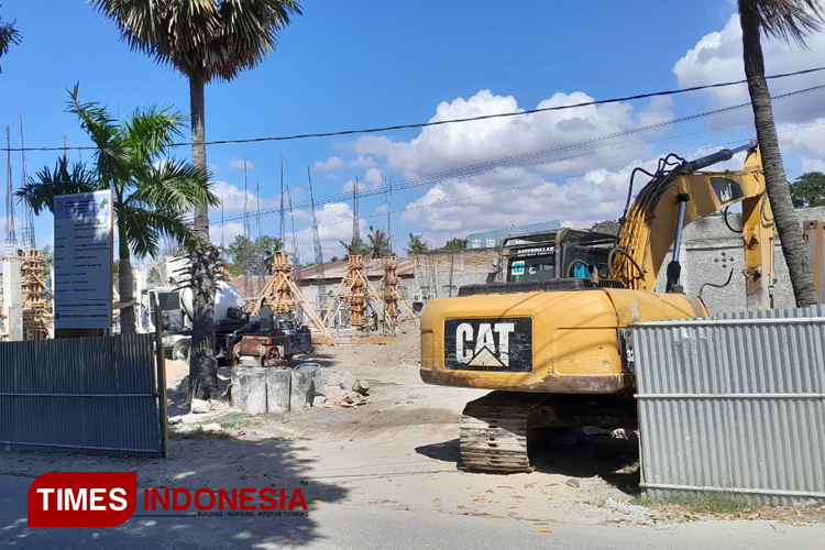 Pembangunan Gedung Pusat Layanan Usaha Terpadu (PLUT) yang sementara dibangun,(FOTO: Habibudin/TIMES Indonesia)