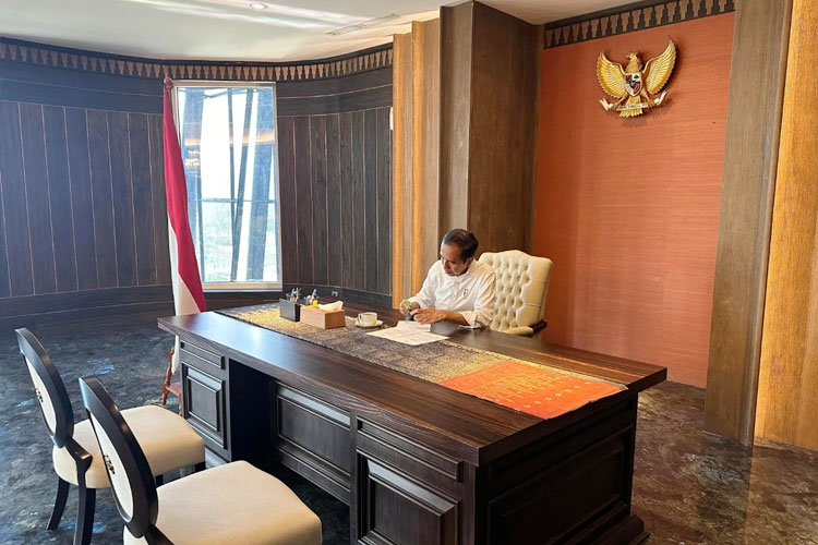 Presiden Jokowi Pamerkan Foto Ruang Kerja di Istana Garuda IKN