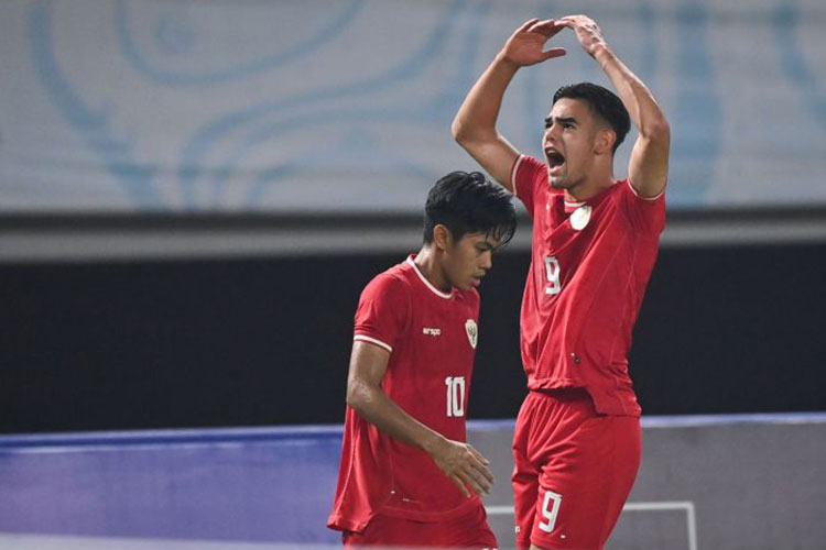 Striker Timnas Indonesia Jens Raven (kanan) dan Muhammad Kafiatur (kiri) berselebrasi usai membobol gawang Timnas Thailand dalam pertandingan final Piala AFF U-19 di Stadion Gelora Bung Tomo, Surabaya, Jawa Timur, Senin (29/7/2024). (Foto: ANTARA)