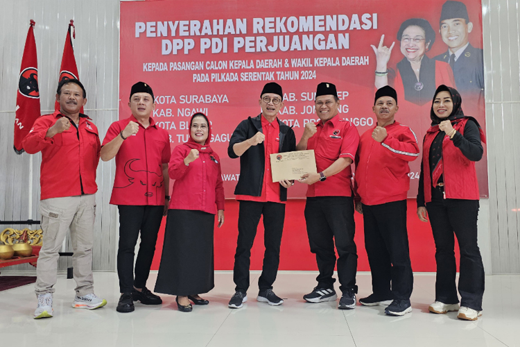 Sujatno saat mendapatkan surat tugas dari PDI Perjuangan untuk maju Bacabup Magetan. (Foto: PDIP Provinsi Jatim for TIMES Indonesia)