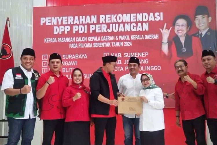 Mundjidah - Sumrambah saat menerima Surat Rekomendasi maju Pilkada Jombang dari PDI-P di Kantor DPD PDI-P Jawa Timur. (FOTO: Istimewa)