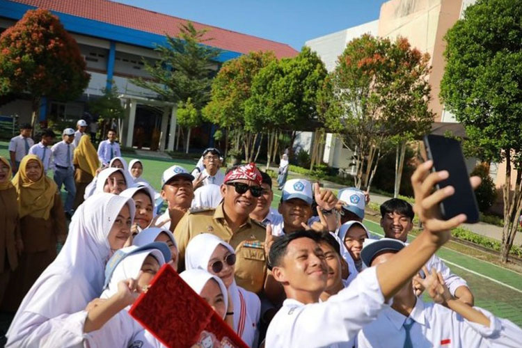 Jadi Pembina Upacara di SMA Negeri 1 Bontang, Basri Rase Minta Siswa Hormati Guru Dan Orang Tua 