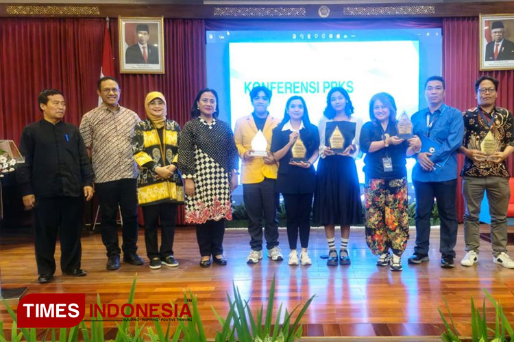 Dosen Fikomm UMBY Dr St Tri Guntur Narwaya, MSi raih penghargaan sebagai Best Presenter dalam forum Konferensi Nasional PPKS) 2024 (FOTO: AJP TIMES Indonesia)