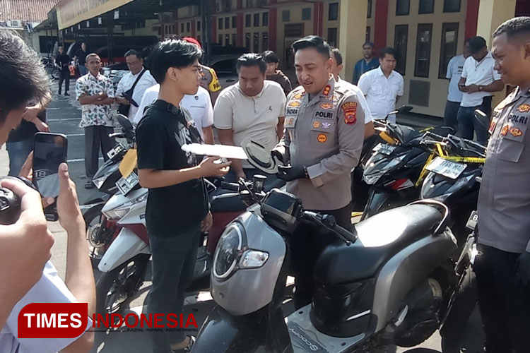 Kapolres Majalengka, AKBP Indra Novianto menyerahkan secara simbolis kendaraan curian kepada korban kejahatan 3C. (FOTO: Hendri Firmansyah/TIMES Indonesia)