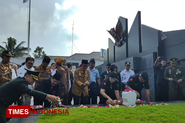 Acara tabur bunga di makam para pahlawan yang ada Monumen Trip Malang, Rabu (31/7/2024). (FOTO: Achmad Fikyansyah/TIMES Indonesia)