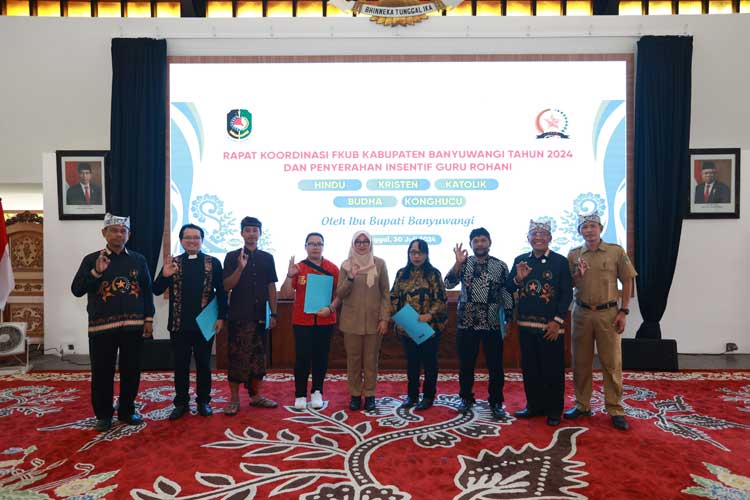 Bupati Ipuk Fiestiandani Azwar Anas saat menyerahkkan insentif kepada guru semua agama (Foto: Humas Pemkab for TIMES Indonesia)
