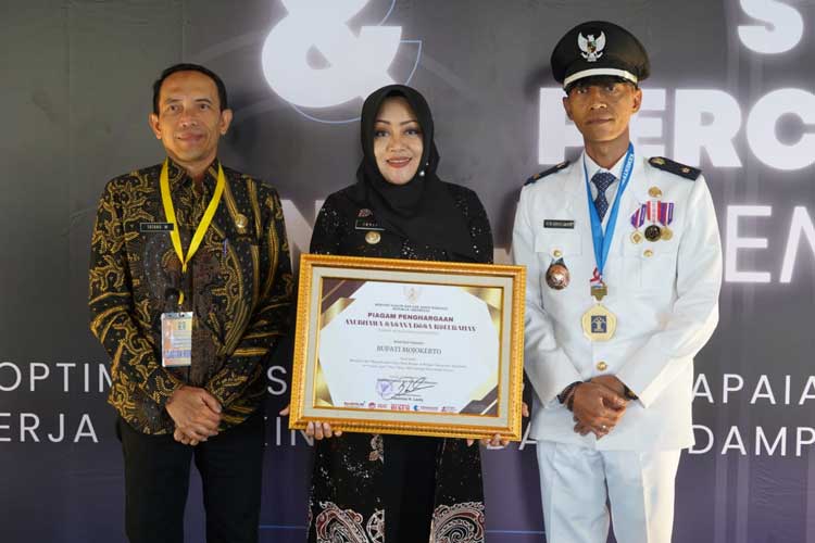 Bupati Mojokerto, Ikfina Fahmawati pada saat menerima penghargaan Anubhawa Sasana Desa Kemenkumham RI. (Foto: Dok. TIMES Indonesia)