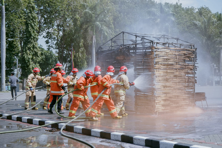 Aksi Damkarla Gresik saat simulasi memadamkan api di Halaman Pemkab Gresik (Foto: Dinas Kominfo Gresik for TIMES Indonesia)