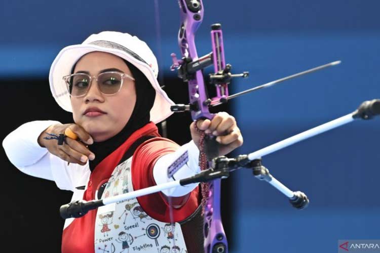 Diananda Choirunisa melepaskan anak panah ke sasaran saat menghadapi pemanah Belanda Laura van der Winkel pada babak 64 besar panahan nomor perorangan putri Olimpiade Paris 2024 di Esplanade des Invalides, Paris, Prancis, Selasa (30/7/2024). (ANTARA