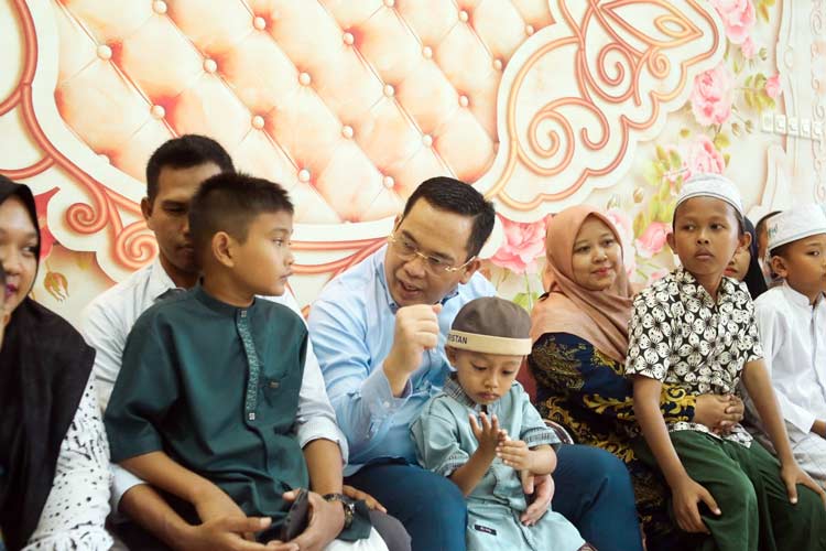 Dr. H. Aminuddin, Sp.Og Sub Spesialis Konsultan Obgynsos M.Kes mengajak bicara seorang anak saat acara bakti sosial dan santunan kepada anak yatim di Probolinggo. (foto: dok Dokter Aminuddin)