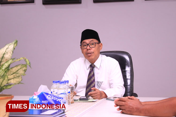 Rektor UIN KHAS Jember, Prof. Hepni saat dikonfirmasi di ruangannya (FOTO: Moh Bahri/TIMES Indonesia)