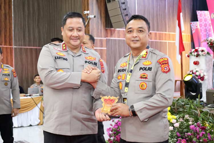 Kapolres Nagan Raya menerima langsung penghargaan dari Kapolda Aceh di Banda Aceh, Rabu (31/7/2024). (Foto: Humas Polres Nagan Raya)