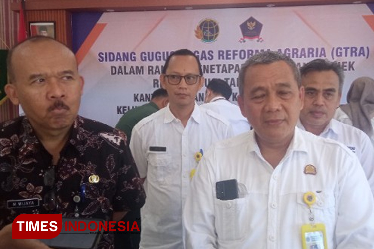 Karsono (kanan) dan M Wijaya (kiri) saat diwawancara. (FOTO: Estanto Prima Yuniarto/TIMES Indonesia)