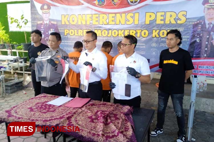 Konferensi pers ungkap kasus penangkapan penggelapan mobil di Mako Polres Mojokerto Kota, Rabu (31/7/2024). (Foto: Theo/TIMES Indonesia)