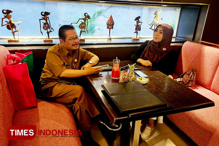 Dr. Lia Istifhama M.E.I diskusi bersama Penjabat (Pj) Bupati Pasuruan, Andriyanto (FOTO: dok sahabat Ning Lia)