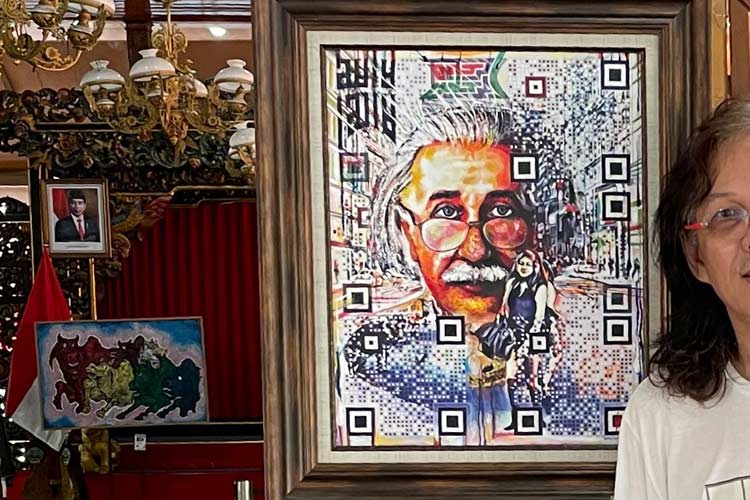 Mr D bersama karyanya, QR Art Albert Einstein saat pameran di Pendopo Kabupaten Bangkalan beberapa waktu lalu. (Dok.Pribadi)