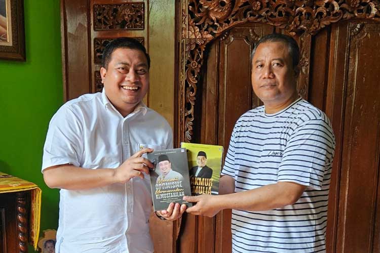 Sekretaris Majelis Pertimbangan Daerah DPD PKS Kabupaten Malang, Puguh Wiji Pamungkas, dalam kesempatan kunjungan santai di kediaman Ketua DPD Partai Golkar Kabupaten Malang, Siadi, belum lama ini. (Foto dok. Puguh)