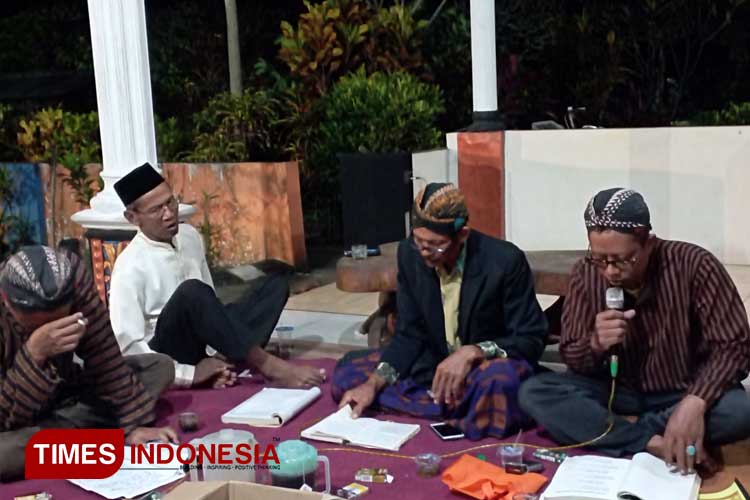 Masyarakat anggota Paguyuban Kusumo Jati Desa Jenggolo, Kepanjen, Kabupaten Malang, saat melakukan tradisi Macapatan yang biasanya digelae di Pesarean Mbah Reso, Desa Jenggolo, setiap malam Selasa Kliwon. (Foto: Amin/TIMES Indonesia)