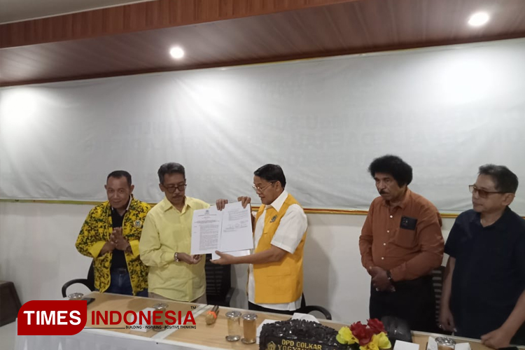 Ketua DPD Partai Golkar DIY Gandung Pardiman saat menyerahkan surat rekomendasi kepada Afnan Hadikusumo. (Foto: Edis/ TIMES Indonesia)