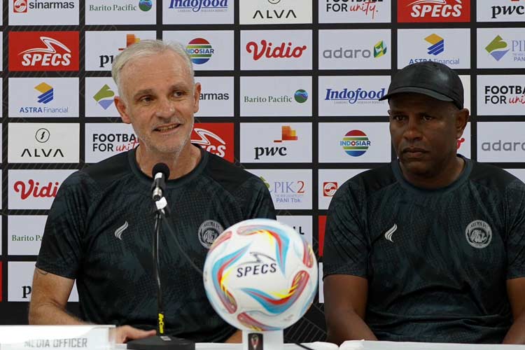 Pelatih Arema FC, Joel Cornelli saat menggelar prematch semifinal Lawan Persis Solo. (Foto: Dok. Arema FC/TIMES Indonesia)