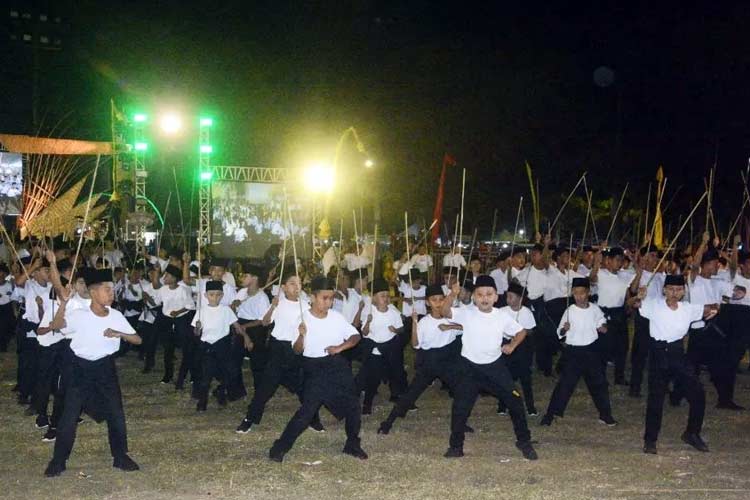 Di Balik Rekor MURI Tari Ojung Bondowoso, Guru Curhat Banyak Anak SD Jadi Korban