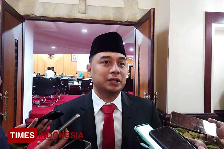 Eri Cahyadi saat dikonfirmasi usai Sidang Paripurna di gedung DPRD Surabaya. (Foto: Siti Nur Faizah/TIMES Indonesia)