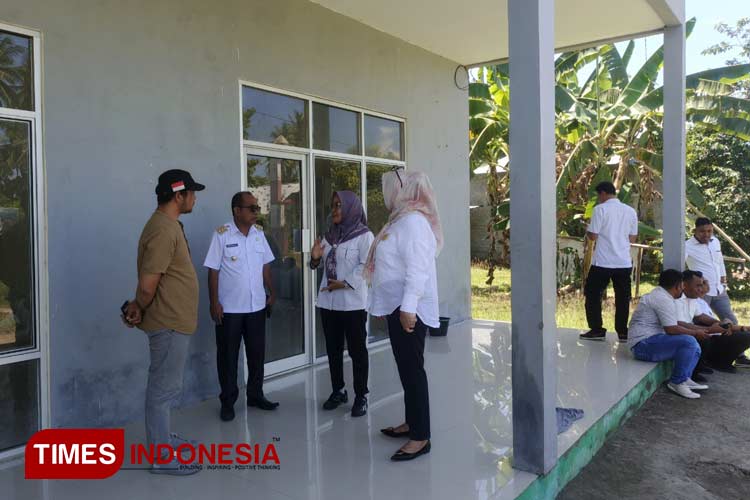 Pj Bupati Pemkab Pulau Morotai, Burnawan, SH, saat meninjau salah satu BUMDes di Morotai Selatan, Rabu (31/7/2024). (Foto: Abdul H Husain/TIMES Indonesia).