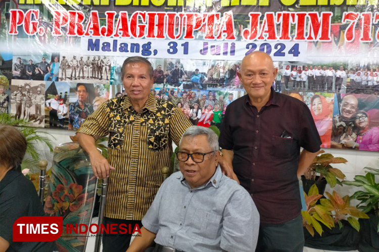 Ketua Paguyuban Prajaghupta Jawa Timur, Sudarto (kiri berdiri).(FOTO: Widodo irianto/TIMES Indonesia)
