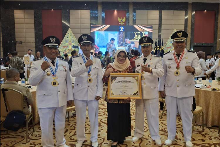 Bina Desa Sadar Hukum, Bupati Malang Terima Penghargaan Kemenkumham RI