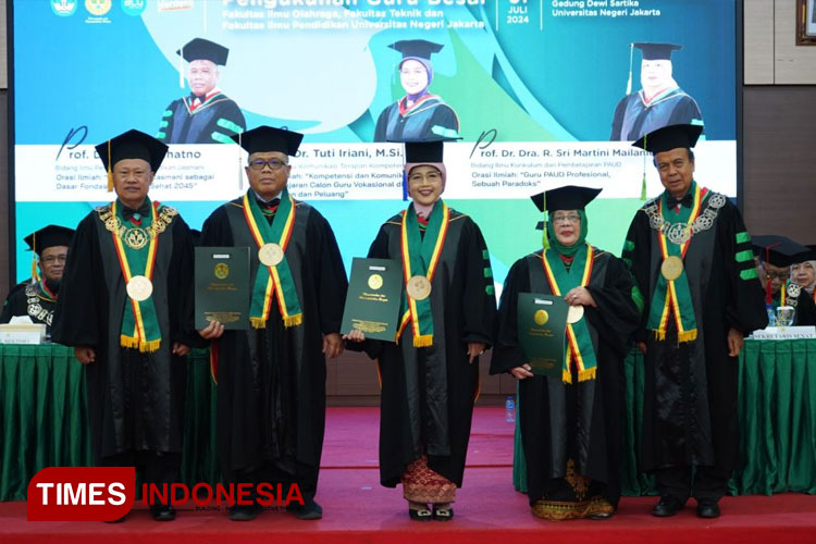 Tiga-Guru-Besar-FIK-FT-dan-FIP.jpg