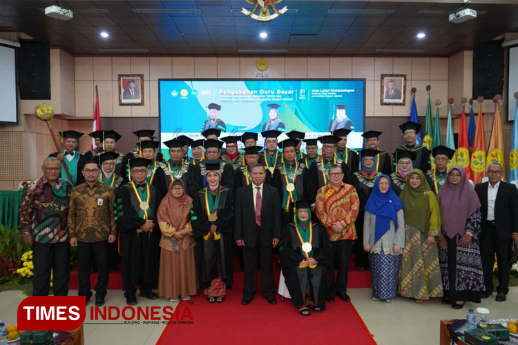UNJ Kukuhkan Kembali Tiga Guru Besar dari FIK, FT, dan FIP. (FOTO: AJP TIMES Indonesia)