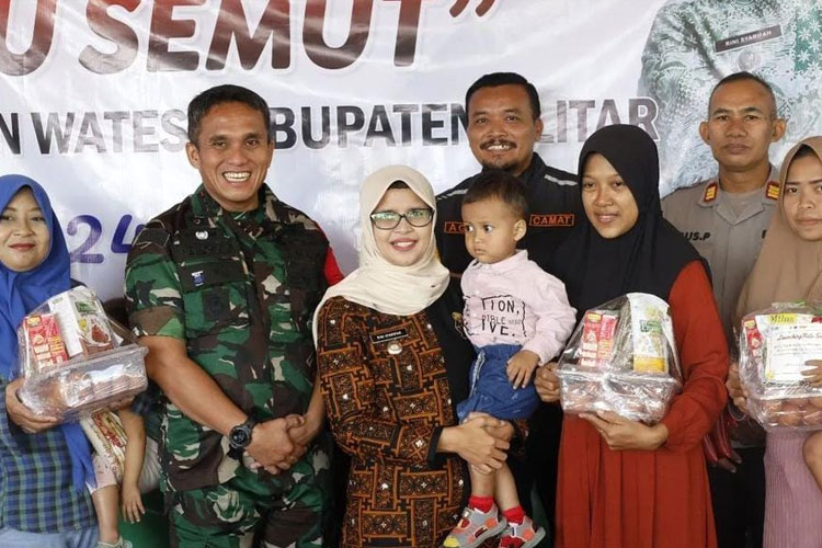 Bupati Blitar Mak Rini memberikan santunan nutrisi pada bayi stunting di Kecamatan Wates. (FOTO: Dok. Pemkab Blitar)