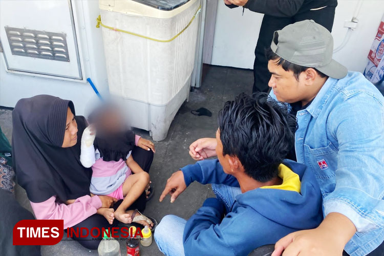 Cabup Gresik M Syahrul Munir (Kanan) saat berada di kapal Gresik Bawean berdialog dengan pasien yang dirujuk ke Gresik (FOTO: Akmal/TIMES Indonesia)