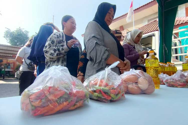 Operasi Pasar Pemkot Mojokerto dalam upaya menekan lonjakan harga cabai, Rabu (31/7/2024). (Foto: Dok. TIMES Indonesia)