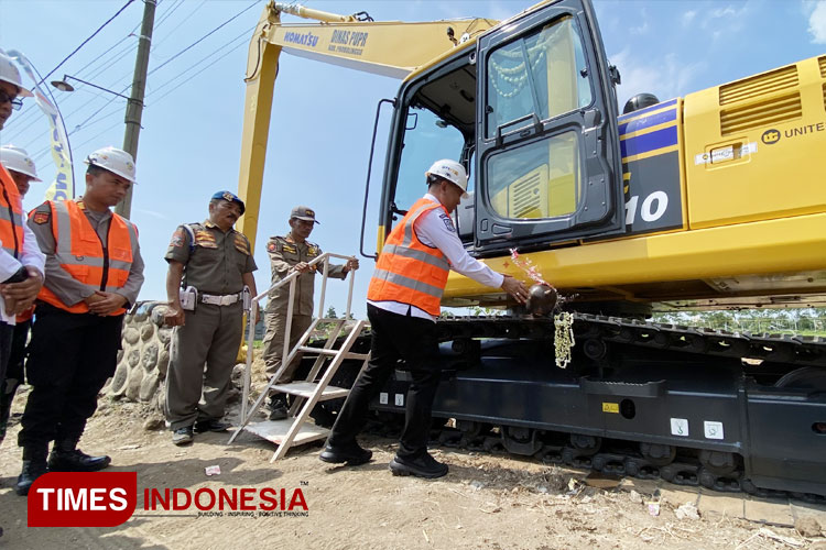 Peremian truk alpomain, eksavator long arm dan laboratorium kontruksi oleh Pj Bupati Probolinggo. (Foto: Abdul Jalil/TIMES Indonesia)