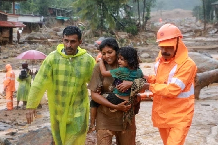 Tim penyelamat membantu warga pindah ke tempat yang lebih aman setelah beberapa tanah longsor melanda distrik perbukitan Wayanad di negara bagian Kerala di India selatan, 30 Juli 2024. (FOTO: Reuters)